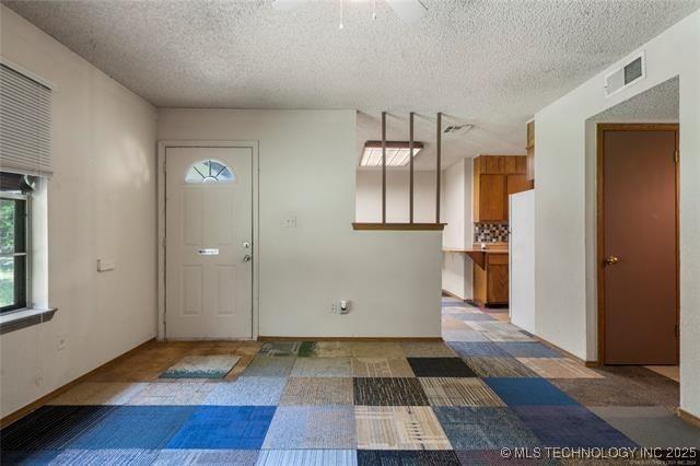 2608 Hickory Bluff Rd, Sapulpa, OK 74066 - foyer entrance featuring a textured ceiling