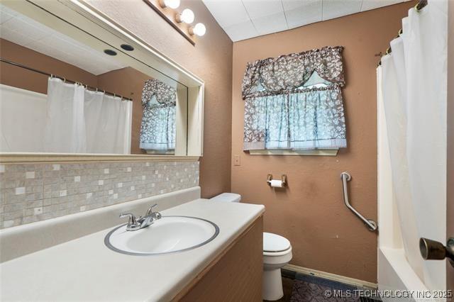 2608 Hickory Bluff Rd, Sapulpa, OK 74066 - full bathroom with vanity and backsplash