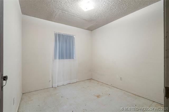 2608 Hickory Bluff Rd, Sapulpa, OK 74066 - spare room featuring a textured ceiling