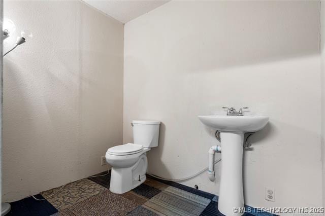 2608 Hickory Bluff Rd, Sapulpa, OK 74066 - half bathroom featuring toilet