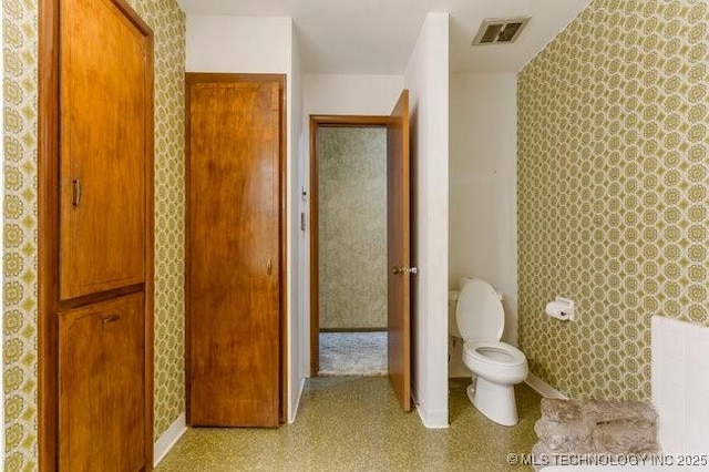 12725 S 168th E Ave, Broken Arrow, OK 74011 - bathroom featuring toilet and wallpapered walls