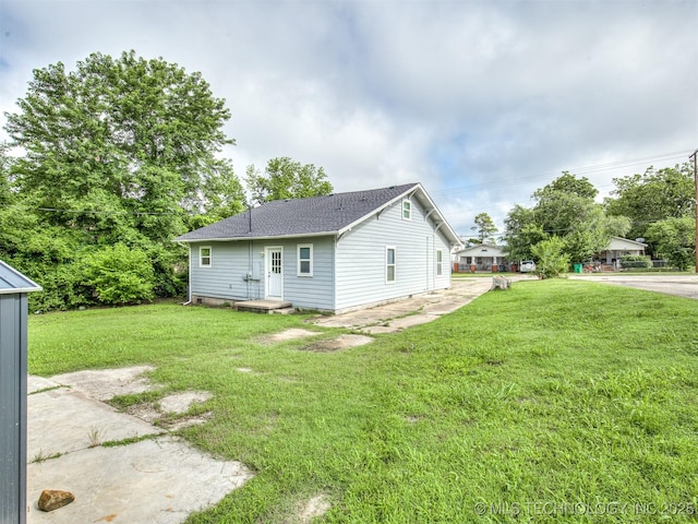 310 W Lee Ave, Sapulpa, OK 74066 - back of property with a lawn and roof with shingles