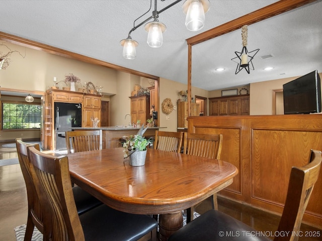 6429 Clear Creek Loop, Bartlesville, OK 74006 - dining area featuring a textured ceiling and recessed lighting