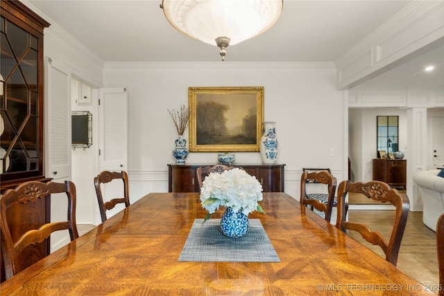 6530 E 106th St, Tulsa, OK 74133 - dining area with ornamental molding