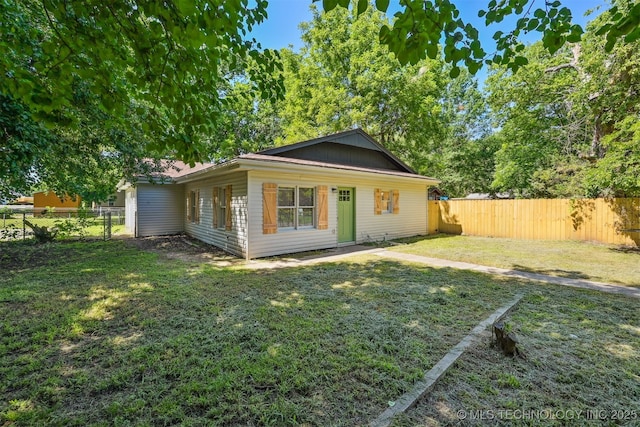 202 W Burnham Ave, Sapulpa, OK 74066 - view of front of house featuring a fenced backyard