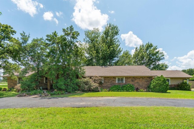 1605 N Skinner Ave, Drumright, OK 74030 - ranch-style home with a front yard
