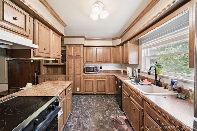 5105 E 30th Pl, Tulsa, OK 74114 - kitchen with black appliances, under cabinet range hood, crown molding, and light countertops