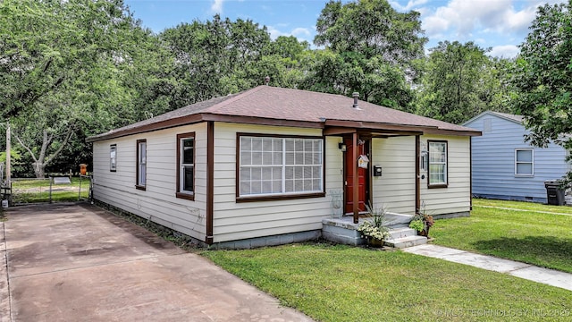 1412 Healdton Blvd, Ardmore, OK 73401 - view of front of property featuring a front yard, driveway, and a shingled roof