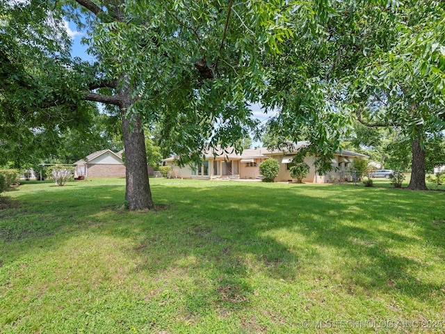 320 E 7th St, Pawhuska, OK 74056 - view of green lawn