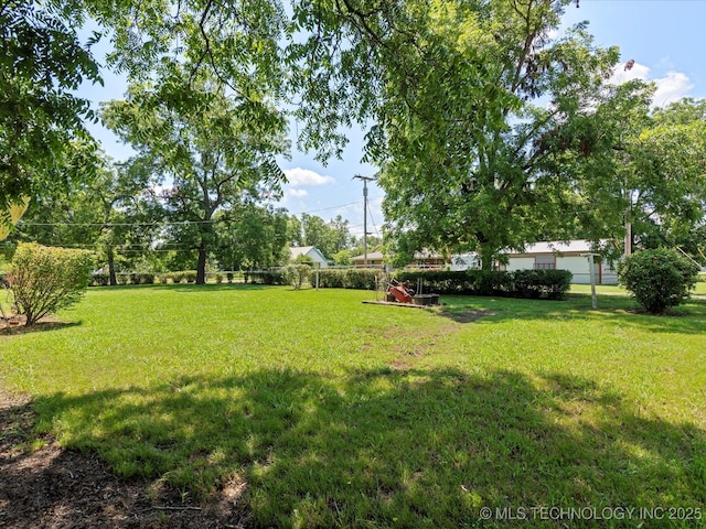 320 E 7th St, Pawhuska, OK 74056 - view of yard