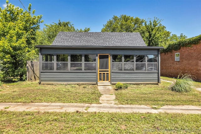511 S Maple St, Sapulpa, OK 74066 - view of front of home featuring roof with shingles and a front yard