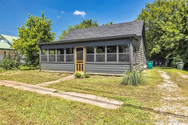 511 S Maple St, Sapulpa, OK 74066 - view of front of home featuring roof with shingles and a front lawn