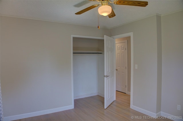 4424 E 59th Pl S, Tulsa, OK 74135 - unfurnished bedroom featuring light wood-style flooring, a closet, crown molding, and a ceiling fan