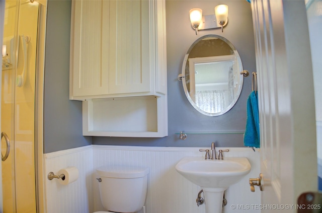 4424 E 59th Pl S, Tulsa, OK 74135 - bathroom with wainscoting and toilet