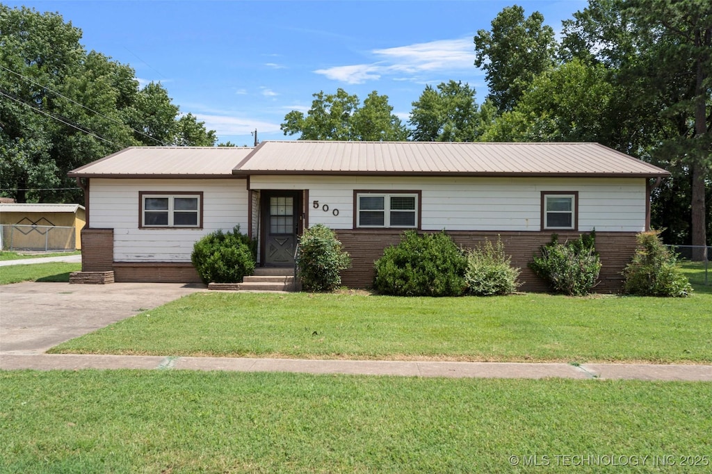 500 W Clyde, Vinita, OK 74301 - single story home featuring a front yard and a metal roof