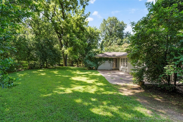 4135 S Zunis Ave, Tulsa, OK 74105 - view of grassy yard with a patio