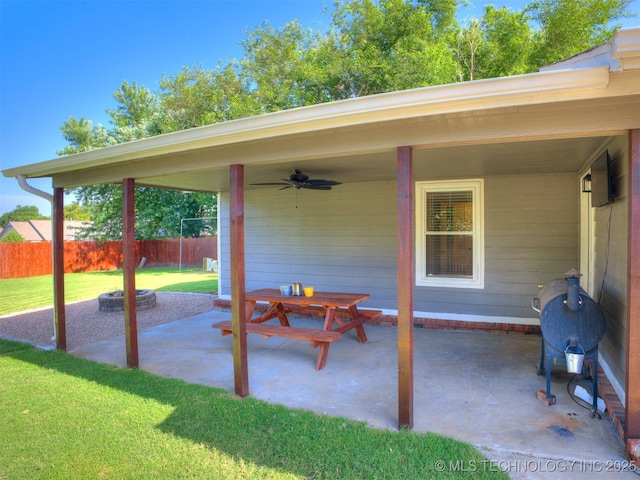 4004 S Sycamore Ave, Broken Arrow, OK 74011 - view of patio featuring a ceiling fan