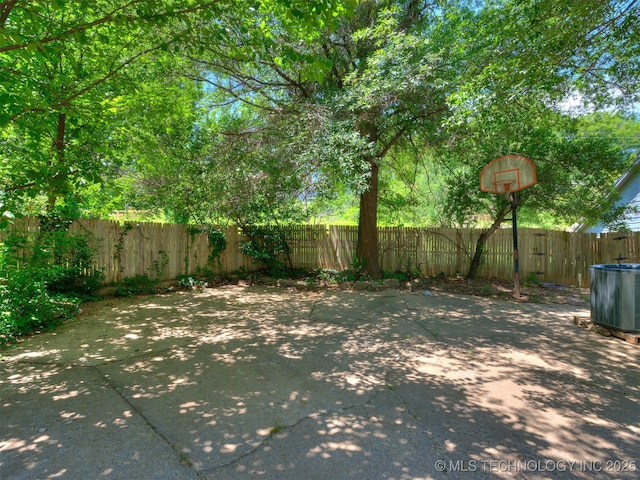 5704 E 65th St, Tulsa, OK 74136 - view of fenced backyard