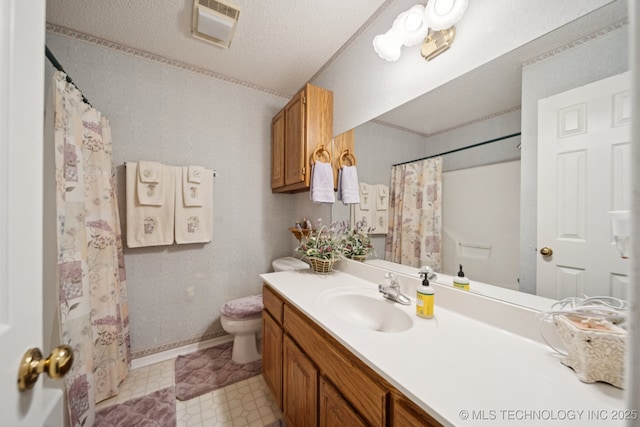 5621 E Hunter Ln, Claremore, OK 74019 - full bath with vanity, a textured ceiling, and curtained shower