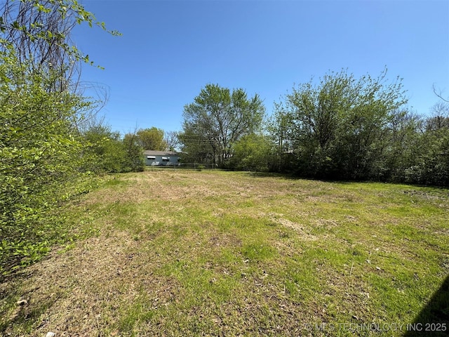 611 Crutchmer Ave, Okmulgee, OK 74447 - view of yard