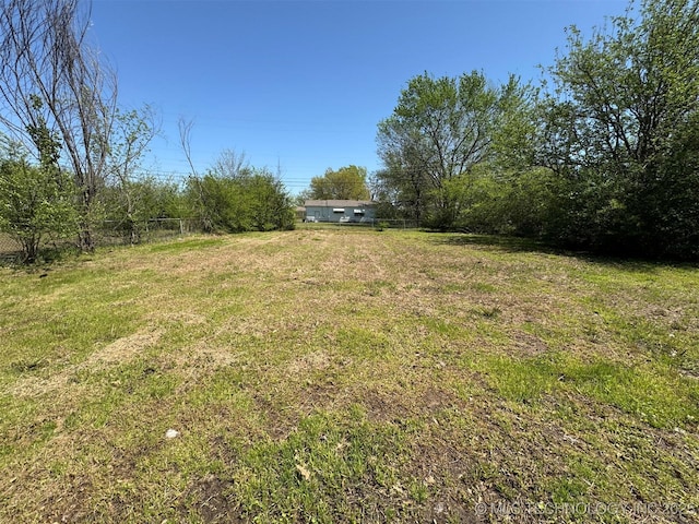 611 Crutchmer Ave, Okmulgee, OK 74447 - view of yard
