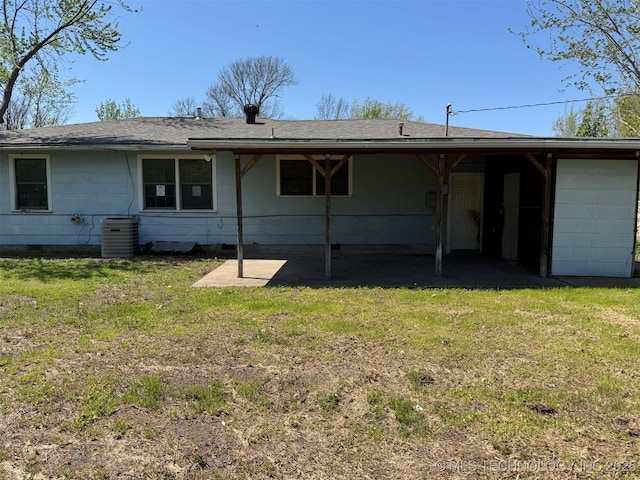 611 Crutchmer Ave, Okmulgee, OK 74447 - back of property featuring crawl space and a lawn