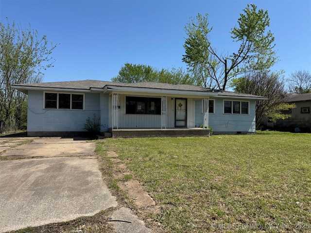 611 Crutchmer Ave, Okmulgee, OK 74447 - single story home with a porch and a front lawn