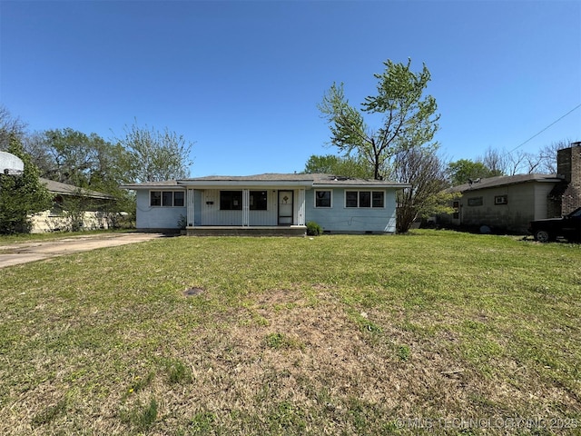 611 Crutchmer Ave, Okmulgee, OK 74447 - ranch-style house with a porch, a front yard, and driveway