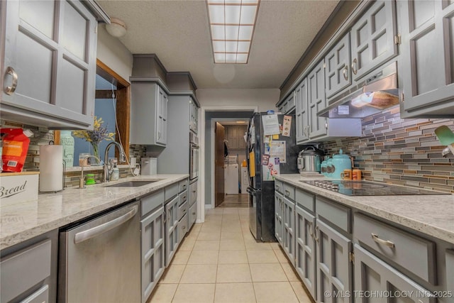 920 Ridge Oak Rd, Sapulpa, OK 74066 - kitchen featuring black appliances, under cabinet range hood, gray cabinetry, a textured ceiling, and decorative backsplash