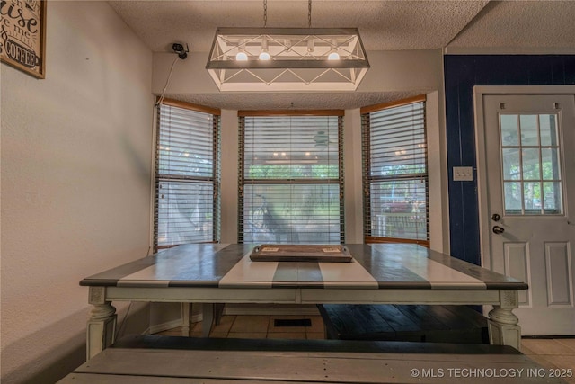 920 Ridge Oak Rd, Sapulpa, OK 74066 - dining room with tile patterned flooring and a textured ceiling