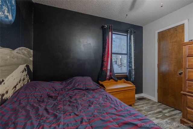 920 Ridge Oak Rd, Sapulpa, OK 74066 - bedroom featuring wood finished floors and a textured ceiling