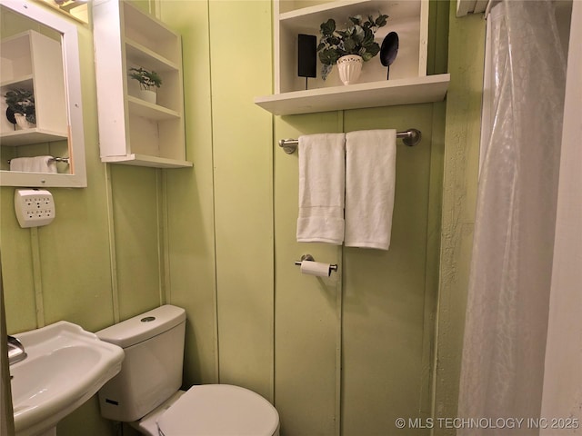 305 Chronister Ave, Drumright, OK 74030 - full bathroom featuring toilet and a decorative wall