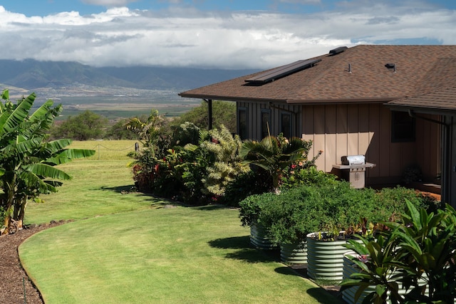 view of yard featuring a mountain view