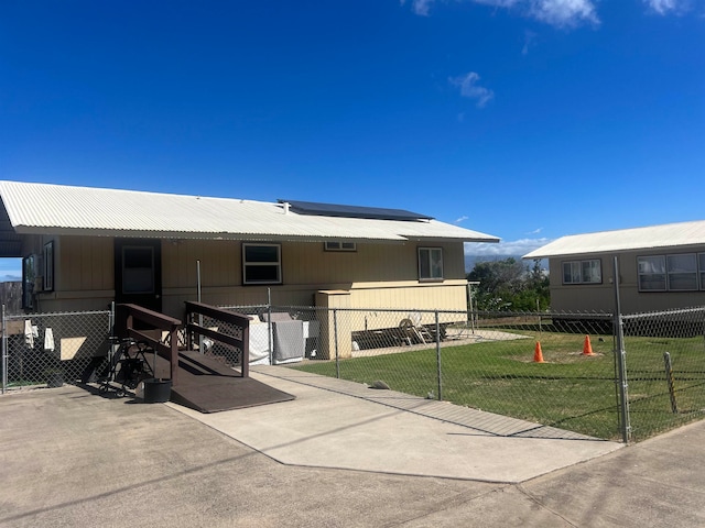 manufactured / mobile home featuring a front lawn