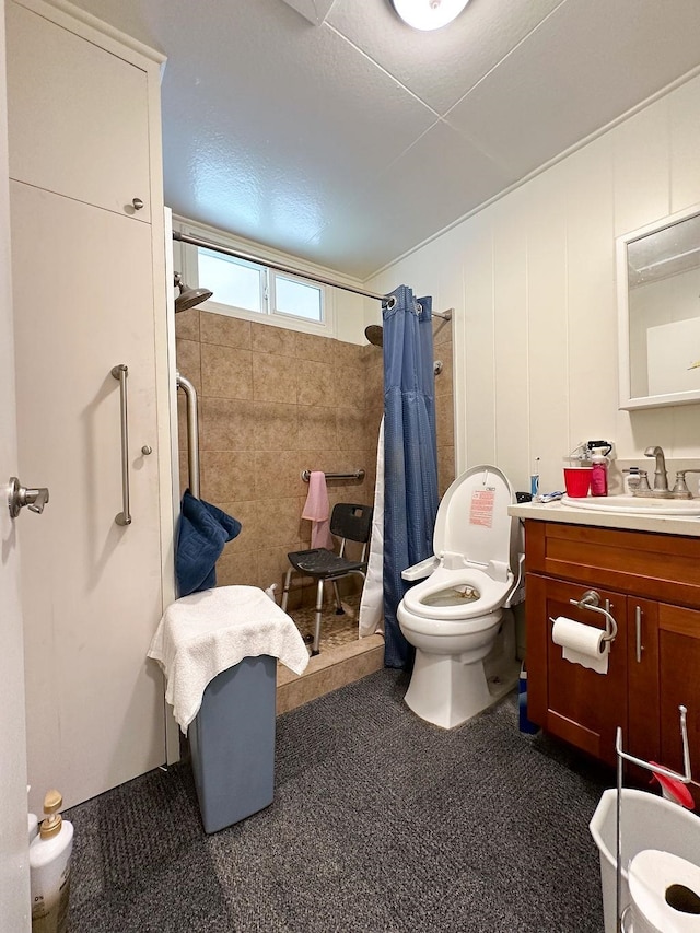 bathroom featuring a shower with shower curtain, vanity, and toilet