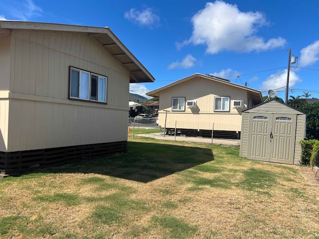 view of yard with a storage shed