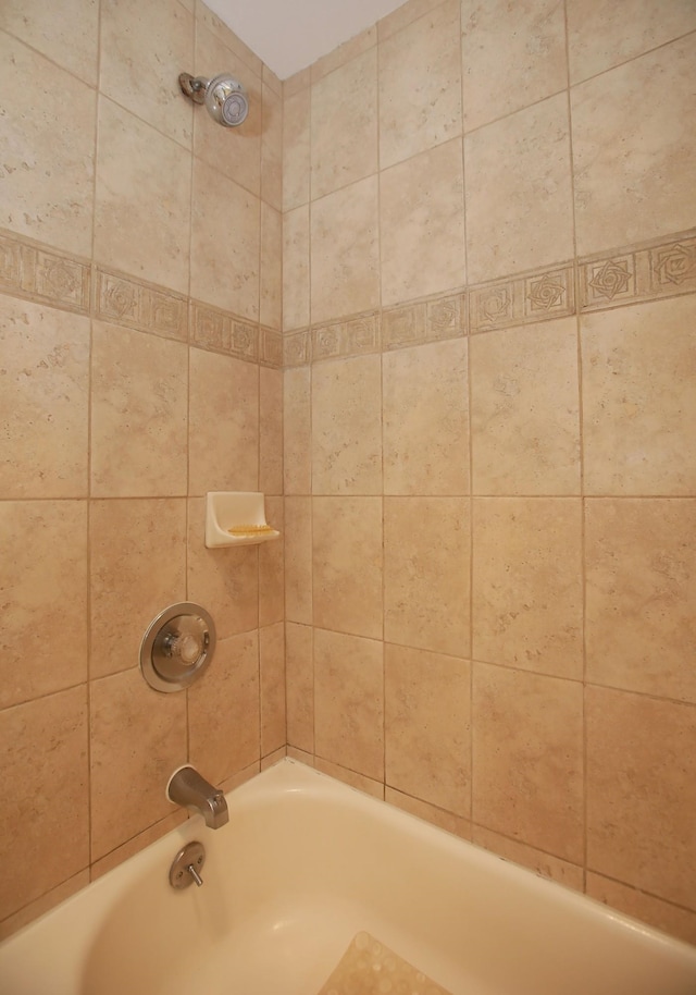 bathroom with tiled shower / bath combo