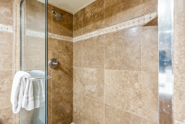 bathroom featuring tiled shower