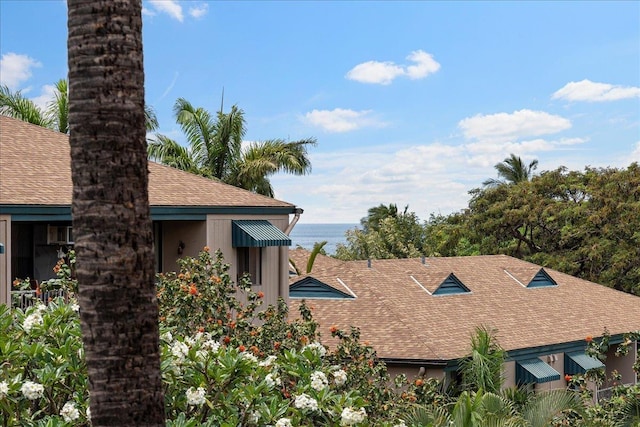 view of yard featuring a water view