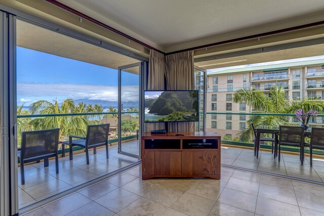 130 Kai Malina Pkwy Unit Sr409, Lahaina, HI 96761 - sunroom / solarium featuring plenty of natural light