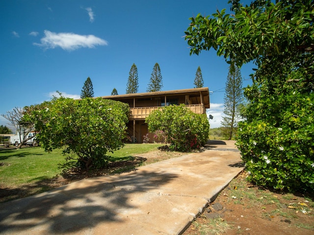 view of front of house featuring a front yard