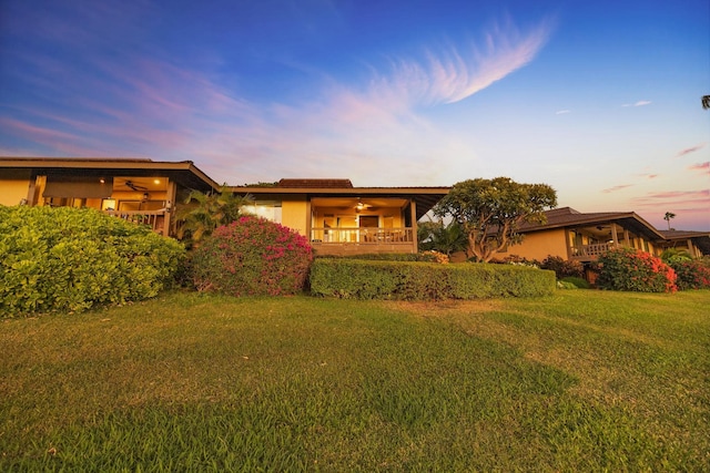 view of front of property featuring a lawn