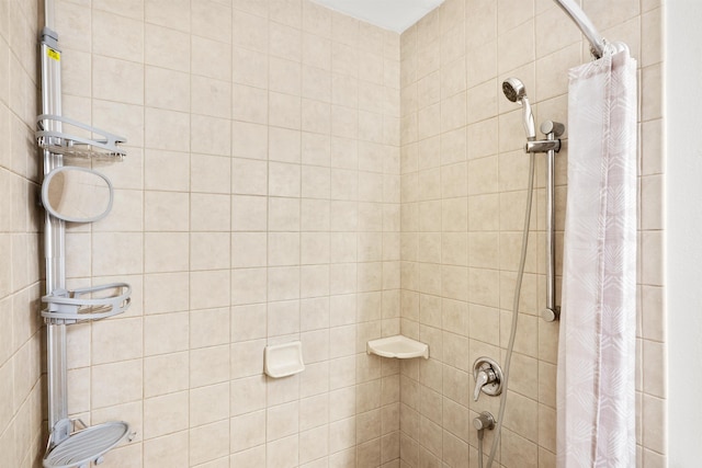 bathroom featuring shower / bathtub combination with curtain