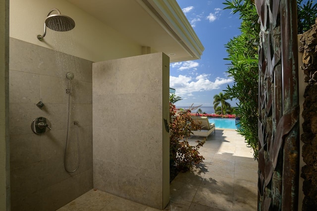 bathroom featuring tiled shower