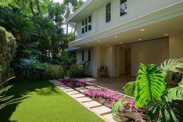 view of yard with a patio