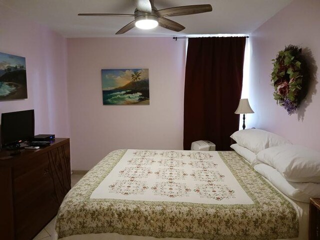 bedroom featuring ceiling fan