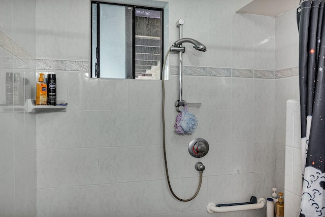 full bath with tiled shower