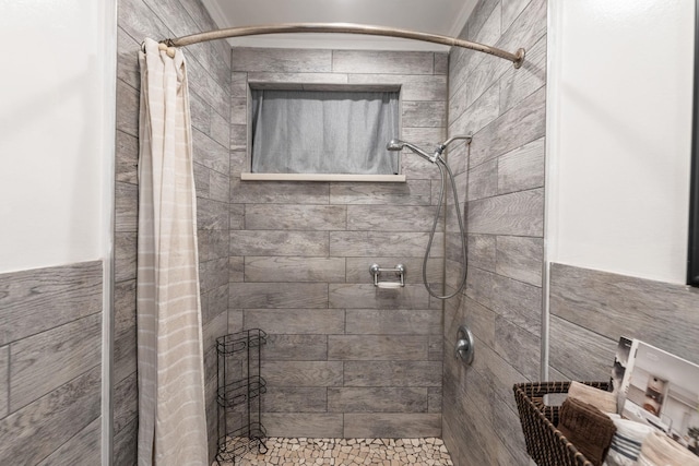 bathroom featuring a tile shower