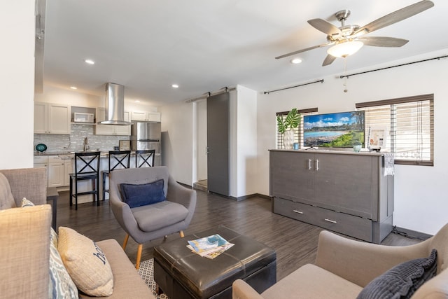 living room with recessed lighting, baseboards, dark wood-type flooring, and ceiling fan