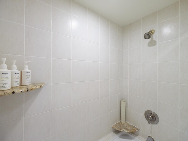 bathroom with tiled shower / bath